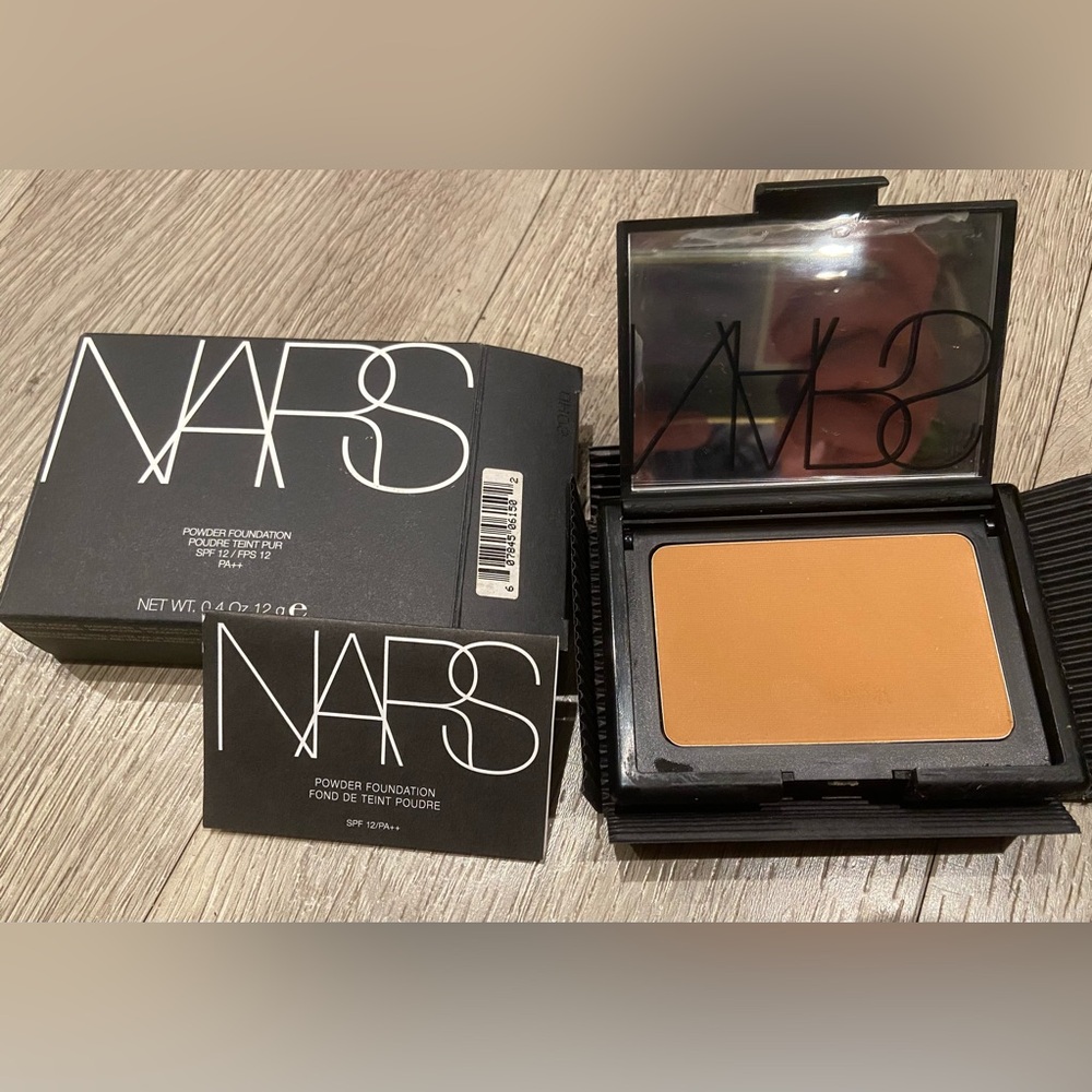 NARS POWDER FOUNDATION WITH SPF12 IN SHADE - SEDONA.  NEW in box!